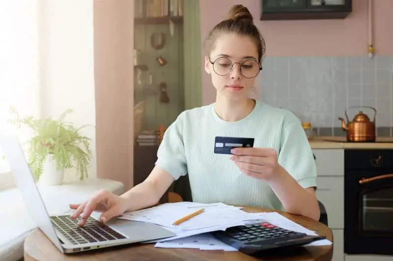 ¿Cómo hago una transferencia postal en línea?