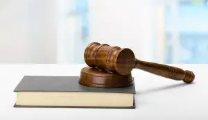 El alguacil también se convierte en comisario judicial.