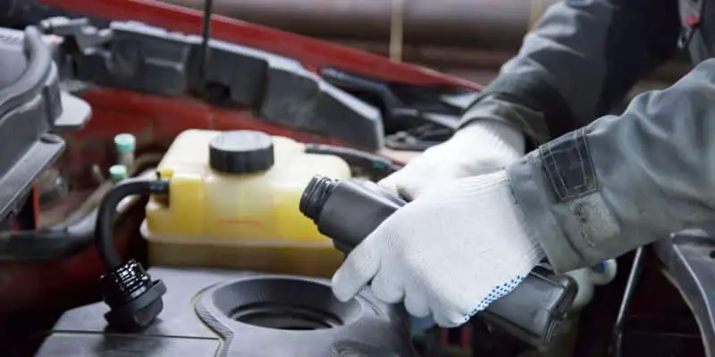 Mantenimiento del automóvil: ¿Por qué es esencial un cambio de aceite del motor?