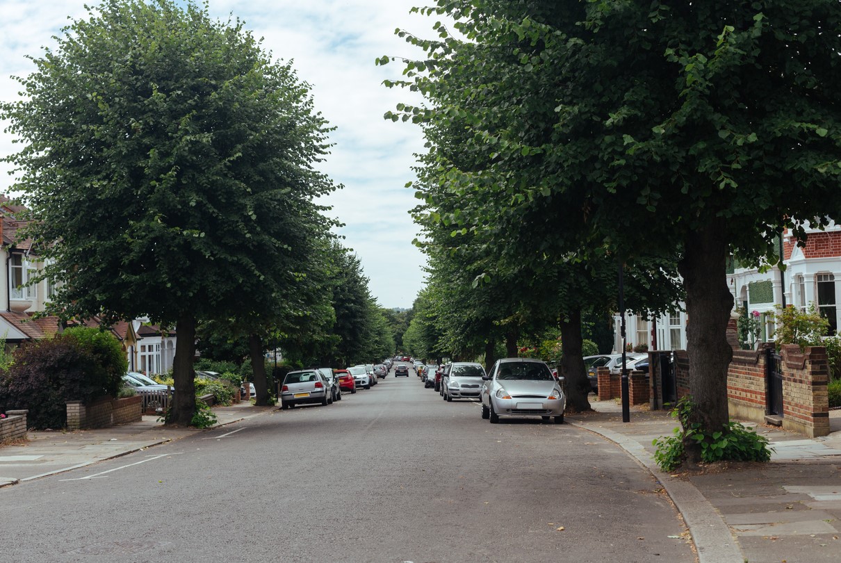 Mi vecino estaciona frente a mi casa: ¿qué debo hacer?