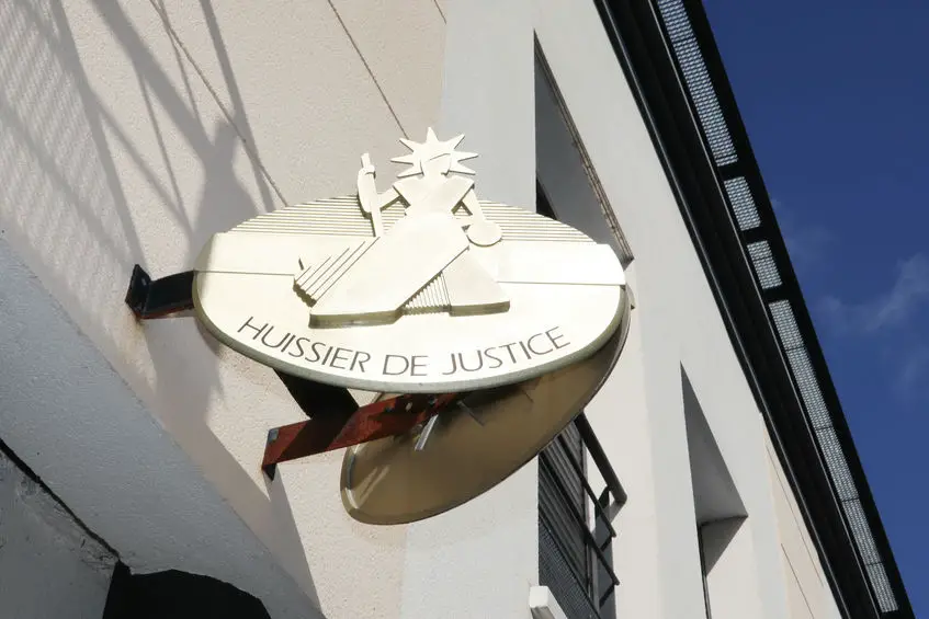 El alguacil también se convierte en comisario judicial.