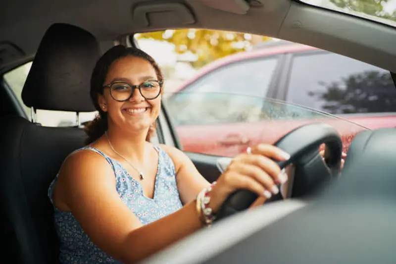 5 consejos para encontrar un seguro de automóvil para conductores jóvenes
