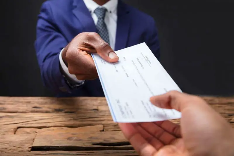 ¿Cómo cobro un cheque sin una cuenta bancaria?