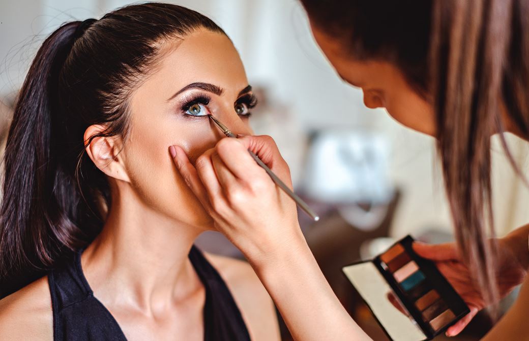 Descripción del trabajo: ¿Cómo convertirse en maquillador?