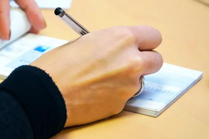 ¿Cómo deposito un cheque en el banco?