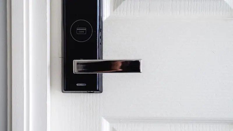 Asegure su puerta con una cerradura en red: así es como se hace