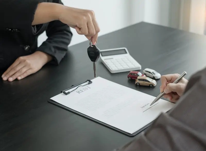 ¿Por qué es importante contratar un seguro de automóvil?