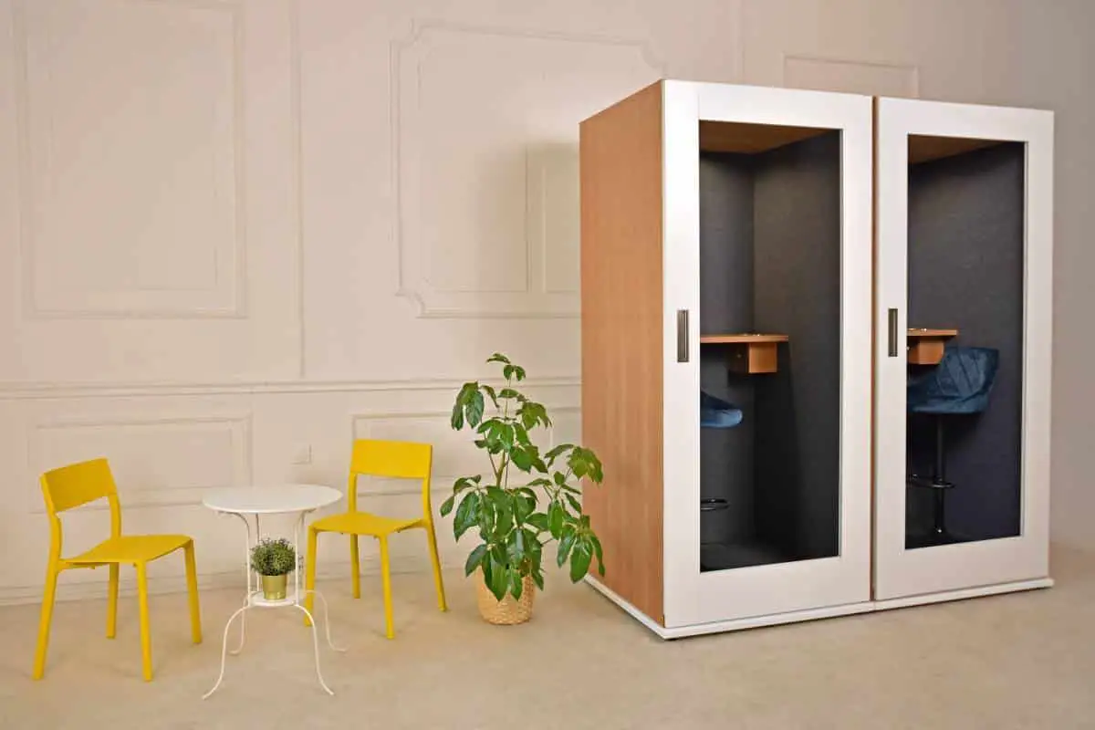 Las ventajas de una cabina acústica en un espacio abierto