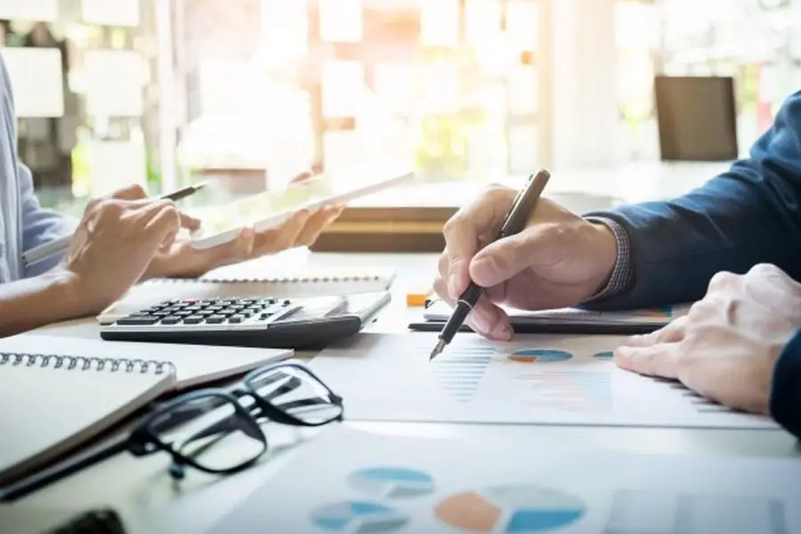 ¿Cómo completo una transferencia de cheque?