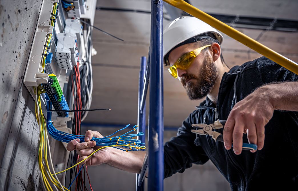 ¿Cómo me convierto en electricista?
