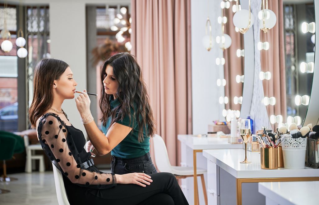 ¿Cómo me convierto en maquillador?