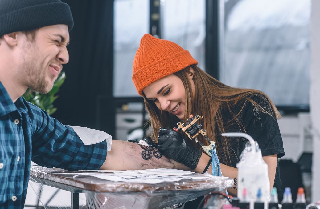 ¿Cómo te conviertes en tatuador?