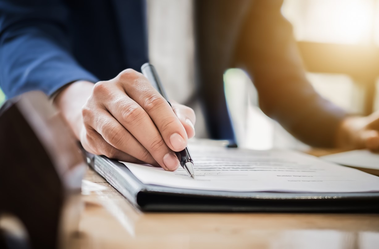 ¿Cuáles son las garantías de seguro obligatorias para los prestatarios?