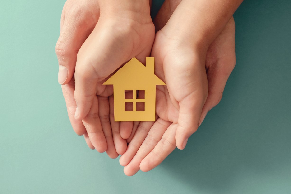 ¿Puede recibir prestación de vivienda si el inmueble pertenece a su familia?