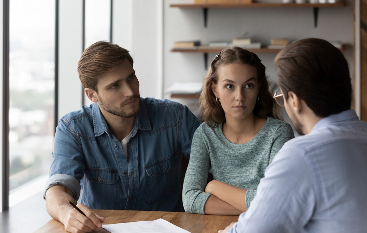 ¿Puede su banco cerrar una cuenta de ahorros sin avisarle? ¿Puede su banco cerrar una cuenta de ahorros sin avisarle?