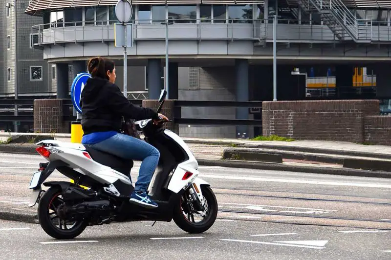 ¿Se puede asegurar legalmente un scooter sin BSR?