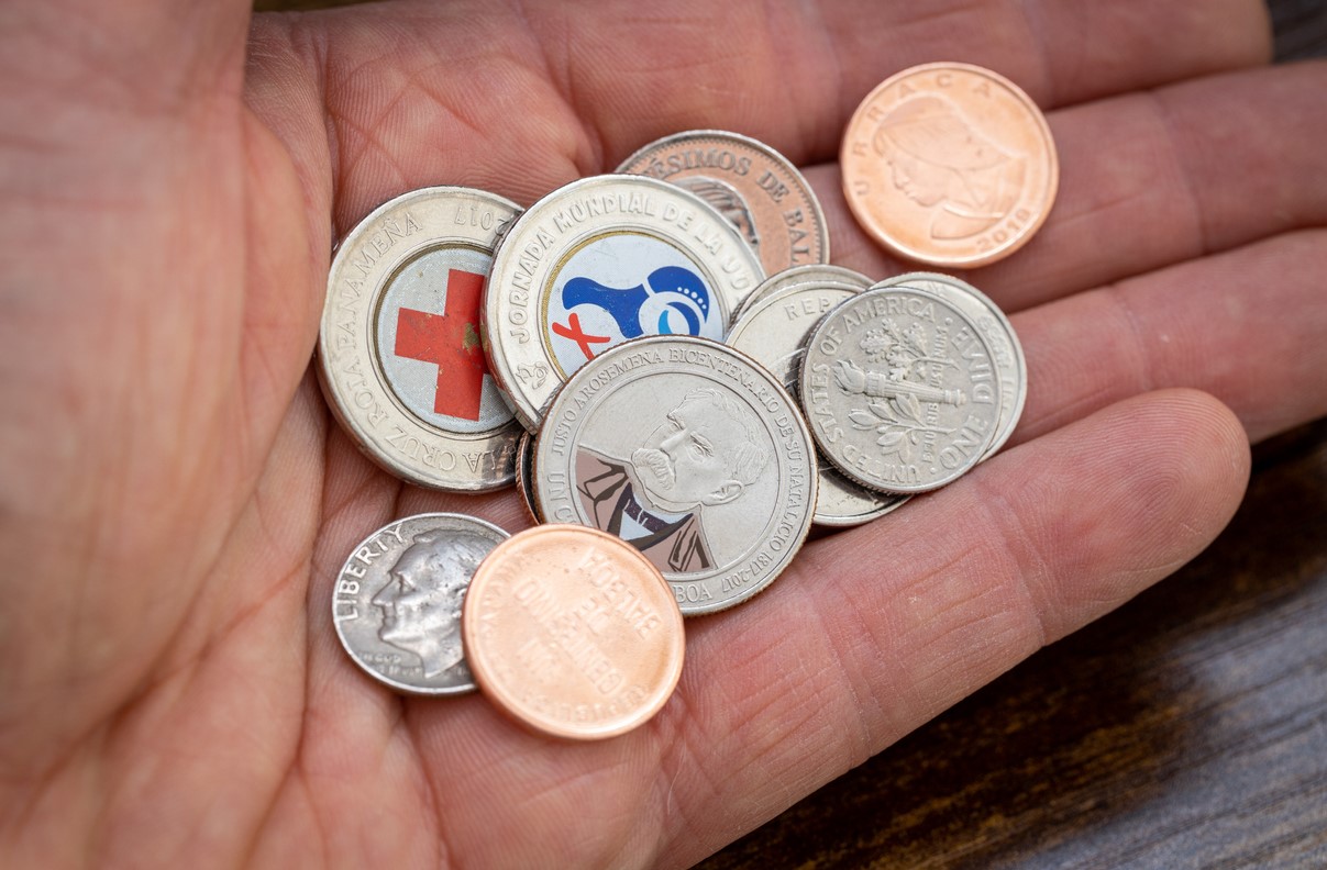 ¿Tengo que registrar mis cuentas abiertas en el extranjero?