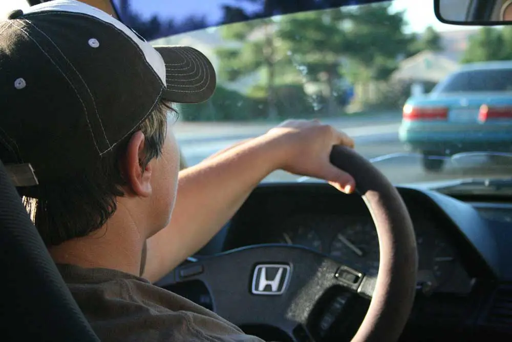 ¿Qué documento se debe presentar para un cambio de domicilio en el documento de registro?