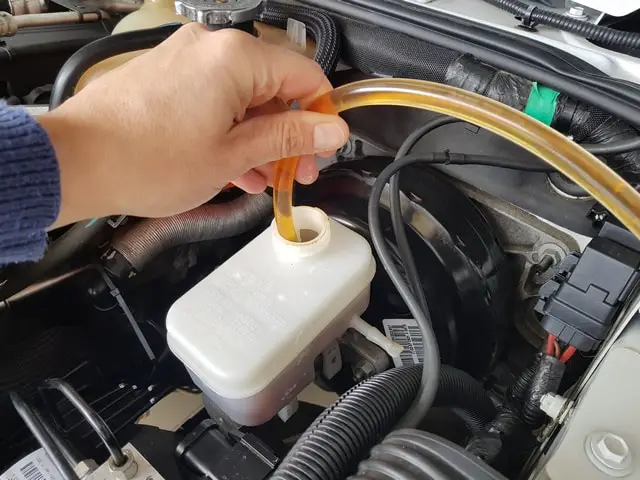 ¿Por qué debería drenar el líquido de frenos?