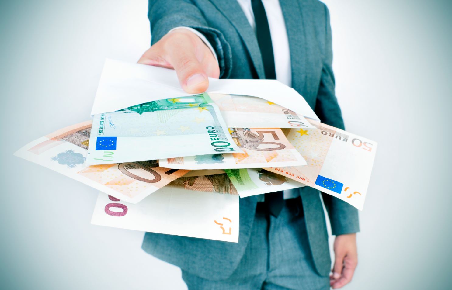 El mandato de efectivo: presentación, proceso y precios