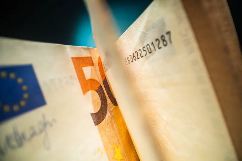 ¿Cuántos billetes hay en una pila de banco?