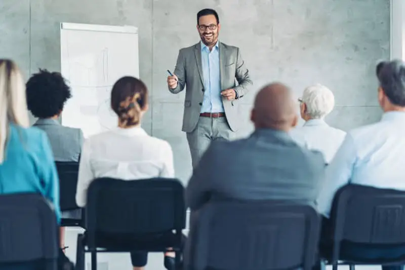 ¿Por qué deberías realizar una formación en gestión y qué centro elegir?