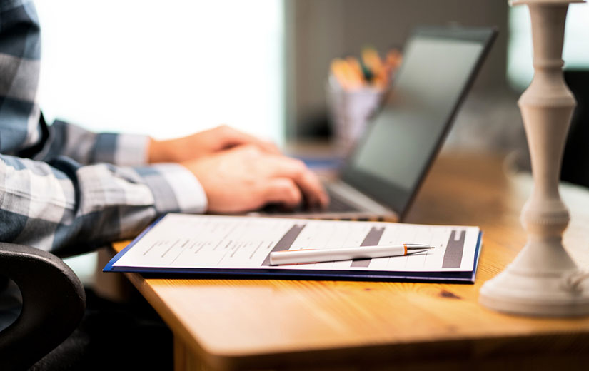 ¿Cómo obtengo un préstamo profesional a través de un banco en línea?