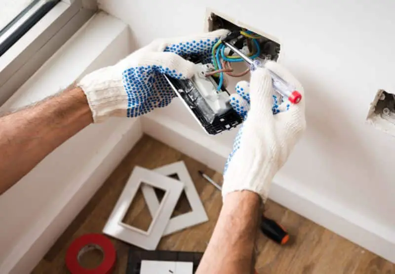 ¿Por qué contratar a un electricista profesional?